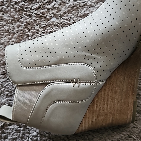 *NEW* DV by Dolce Vita Gerdy Wedge Bootie - Picture 10 of 13